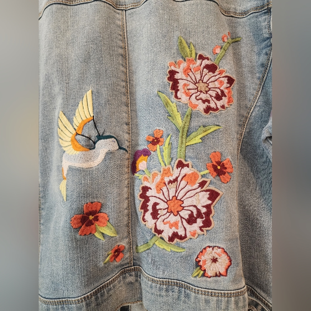 Jessica Simpson Women's Denim Jacket with Floral Embroidery Light Wash 1X